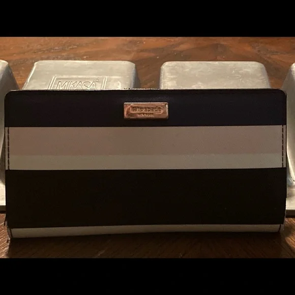 Kate Spade Wallet - Picture 2 of 12